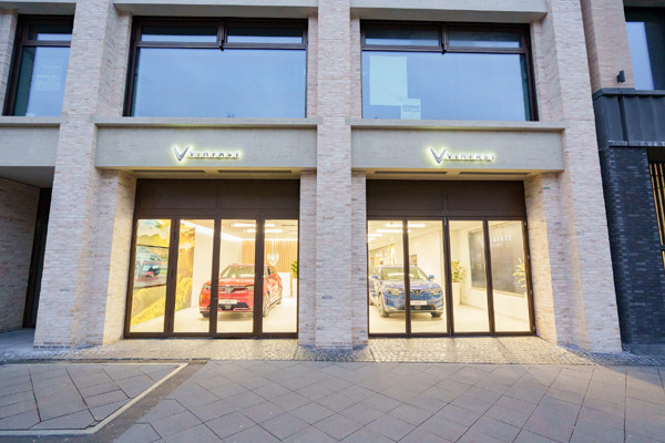2 cửa hàng VinFast đầu tiên tại Cologne và Paris