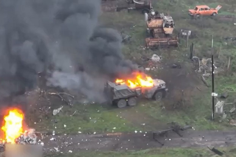 Video lính Nga lái xe chở đạn bốc cháy tránh xa nơi đồng đội trú ẩn