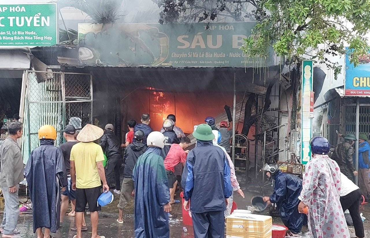 Chập điện, cửa hàng tạp hóa bán đồ Tết ở Quảng Trị bị thiêu rụi