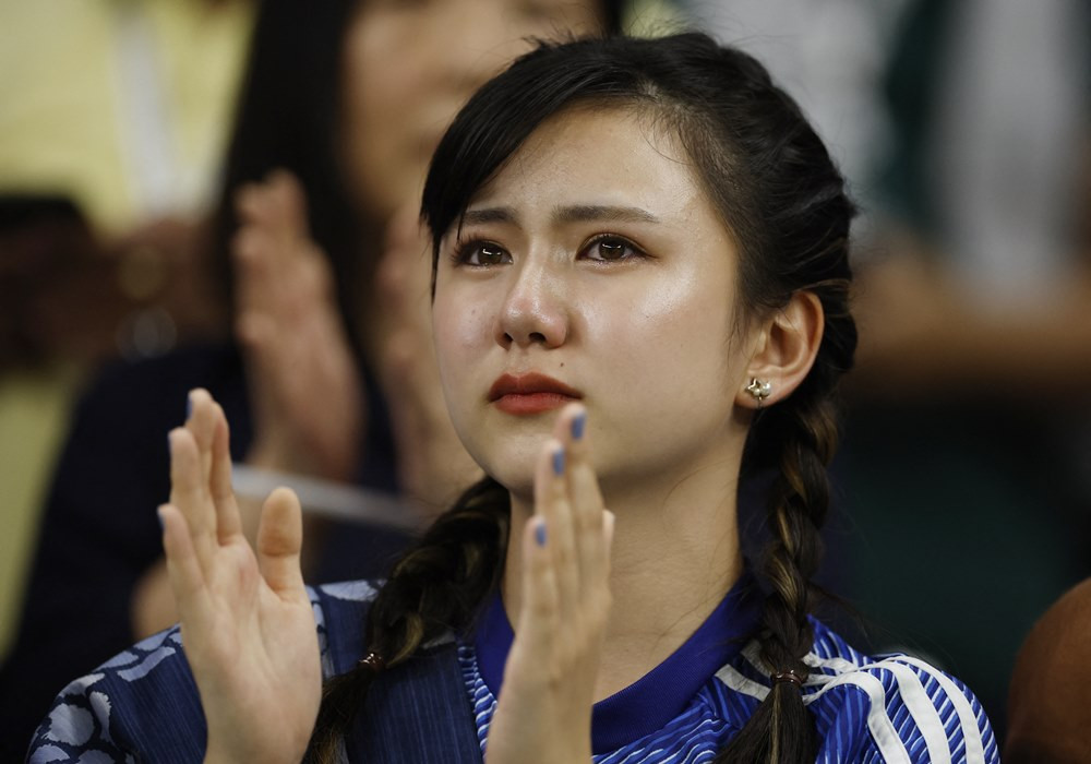 Fan nữ Nhật Bản khóc nức nở vì đội nhà hụt vé tứ kết World Cup