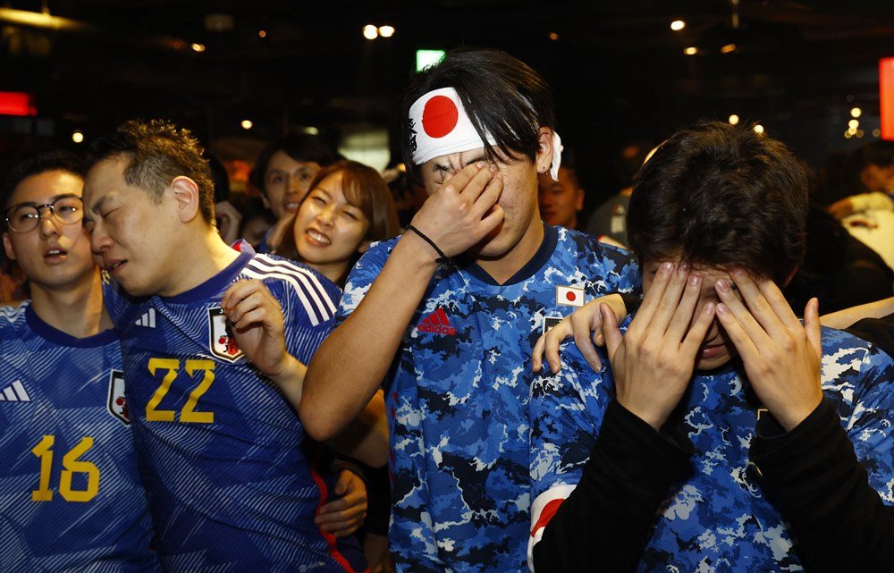 Tại thủ đô Tokyo, nhiều fan Nhật Bản cũng bật khóc 