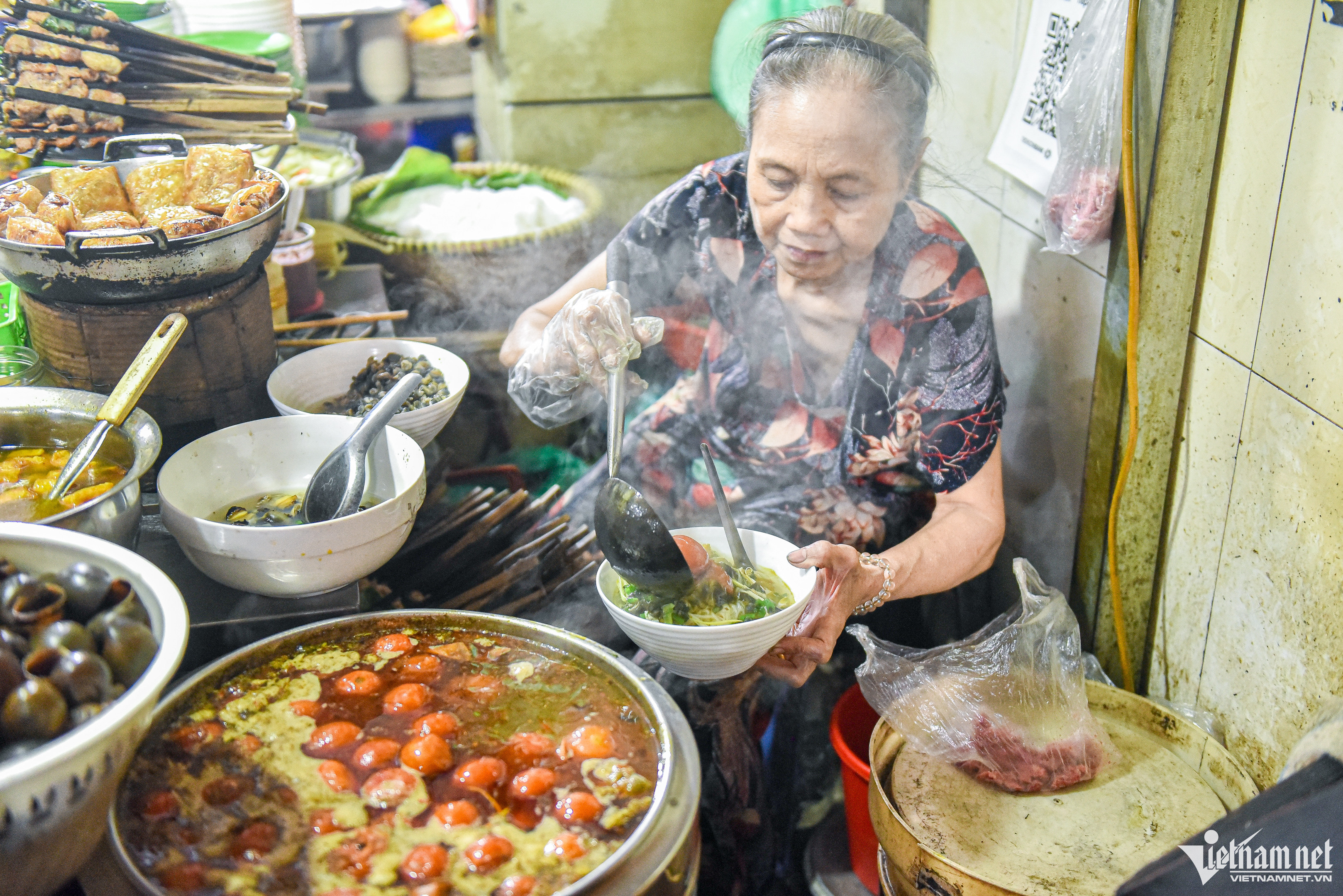 Cầm 100 nghìn dạo thiên đường ẩm thực ngõ Đồng Xuân, 'ăn sập' món ngon Hà Nội