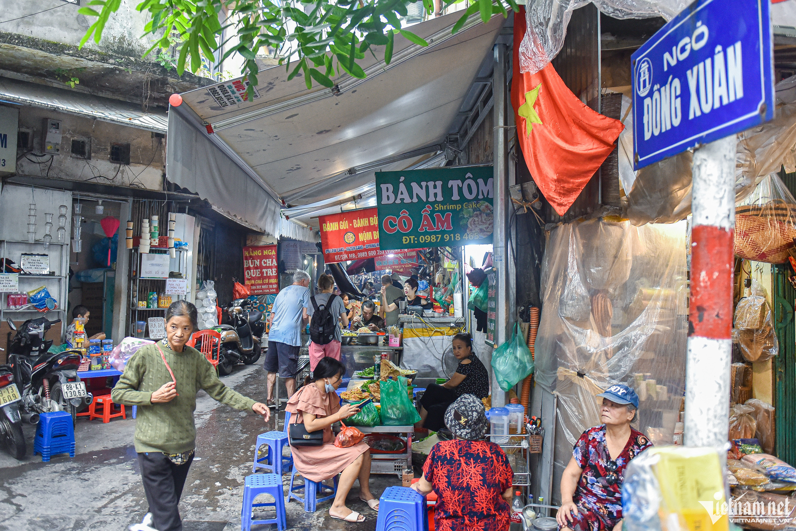Choosing the right street food vendor is another crucial step in enjoying Hanoi's street food