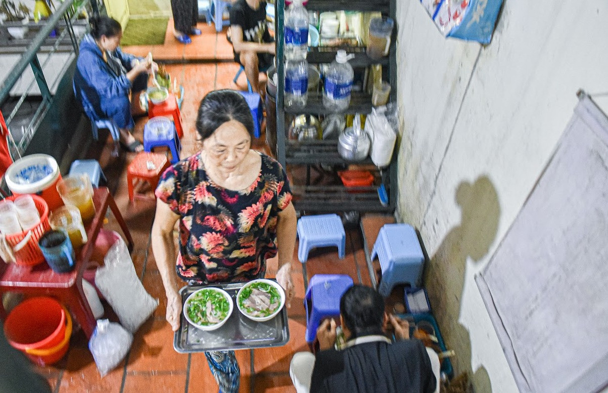 Phở bưng Hàng Trống trong như nước suối, khách lách hẻm hẹp, 'gù lưng mỏi gối' chờ ăn