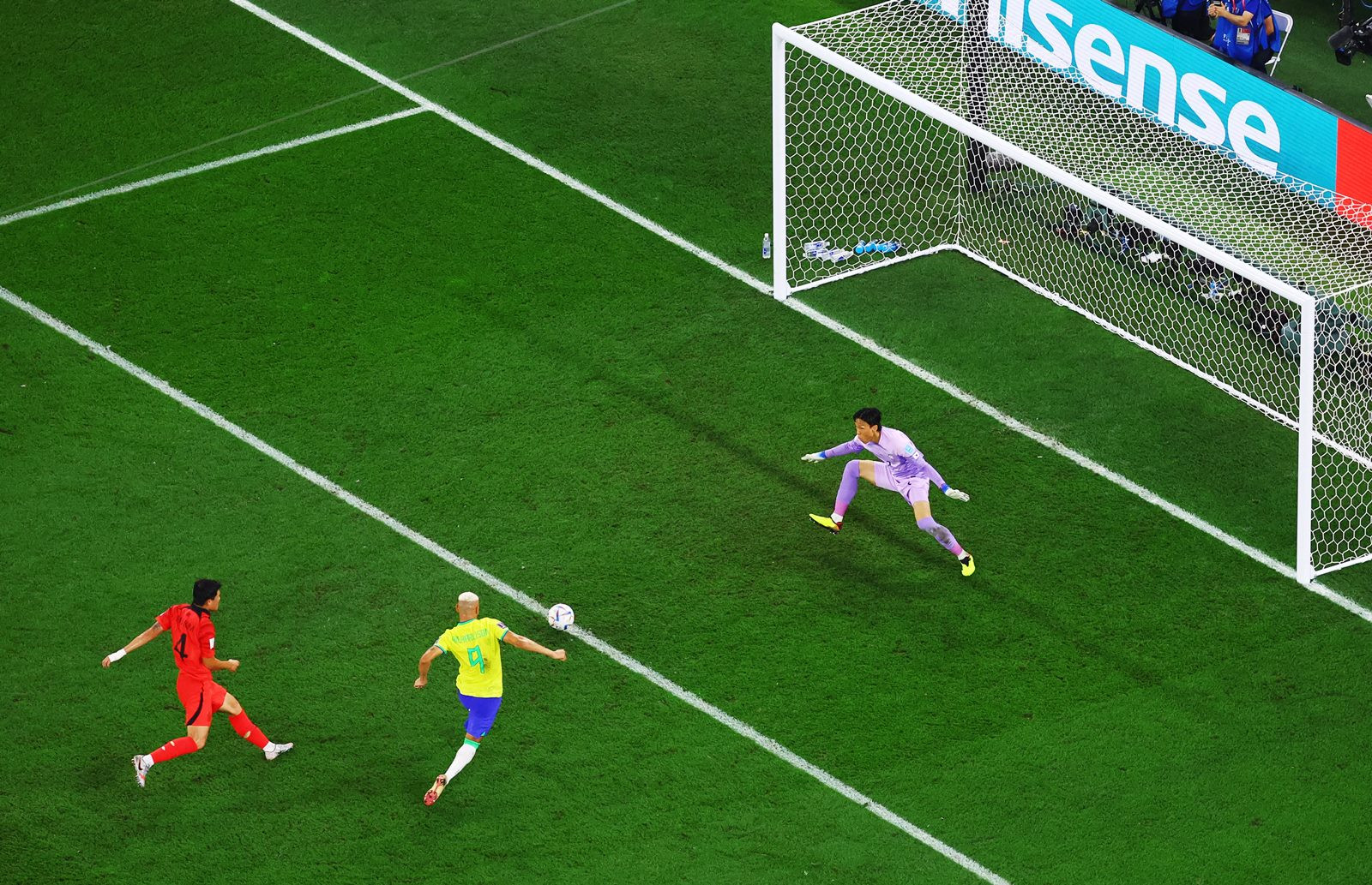 Phút 29 khi Brazil đang dẫn trước Hàn Quốc 2-0, Selecao có pha phối hợp tam giác đẹp mắt giữa Richarlison - Casemiro - Marquinhos.