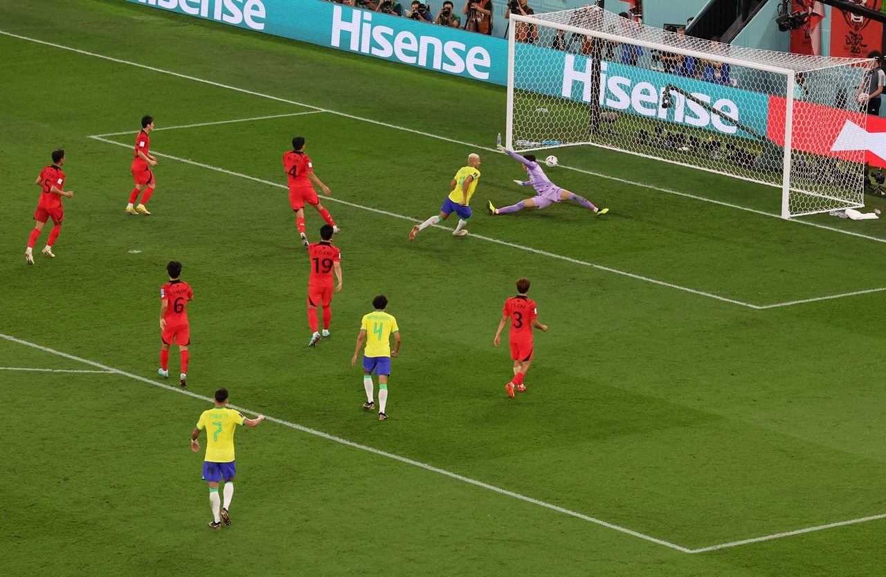 Richarlison giữ bóng bằng đầu khéo kéo trước khi đẩy cho Marquinhos. Cầu thủ của PSG luân chuyển bóng sang để Casemiro chọc khe tinh tế cho Richarlison thoát xuống dứt điểm nâng tỉ số lên 3-0 cho Brazil.