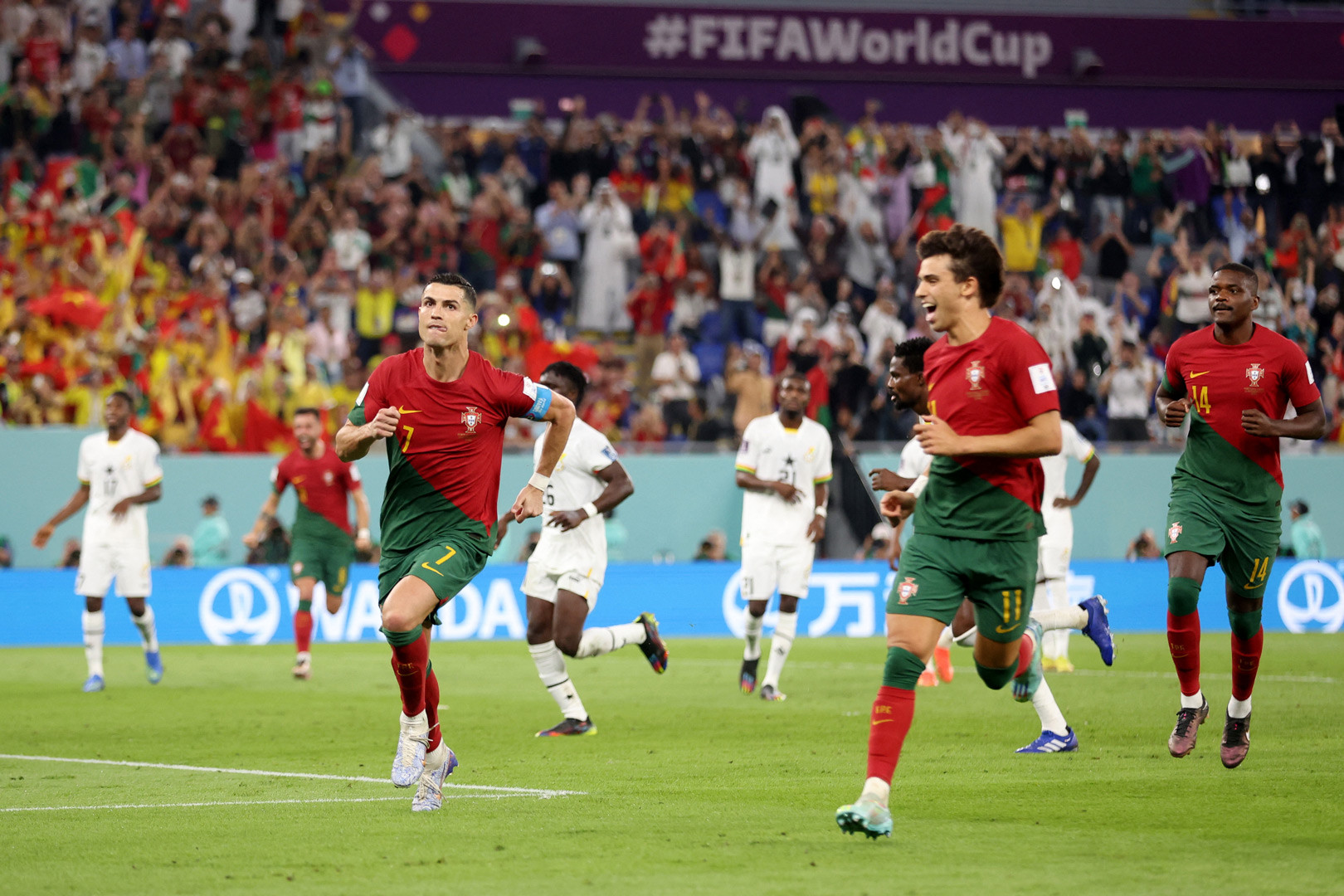 Nhật Bản, Hàn Quốc vẫn chưa thể ngồi 'mâm trên' ở World Cup