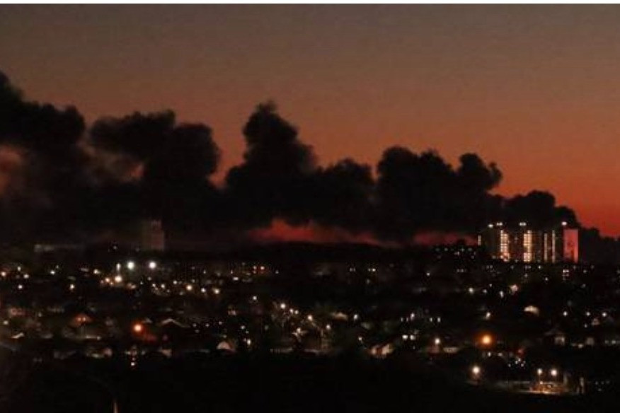 Sân bay Nga bị tấn công, bồn chứa dầu bốc cháy