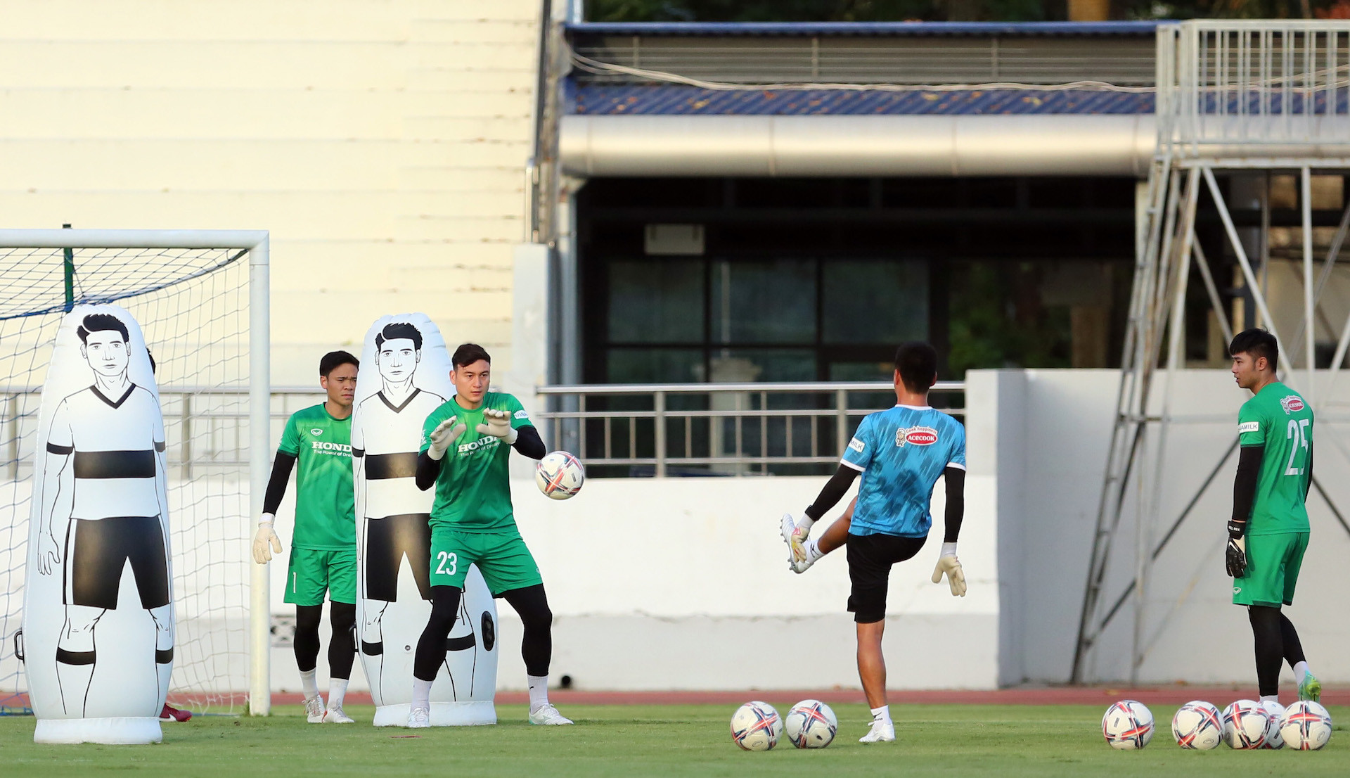 Thủ môn mang hai dòng máu Việt - Nga cũng cho biết hiện tại tuyển Việt Nam không có ai chắc suất đá chính hay tham dự AFF Cup 2022 