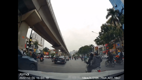 Tạt đầu ô tô, hai nữ sinh đi xe máy ngã sõng soài giữa phố Hà Nội