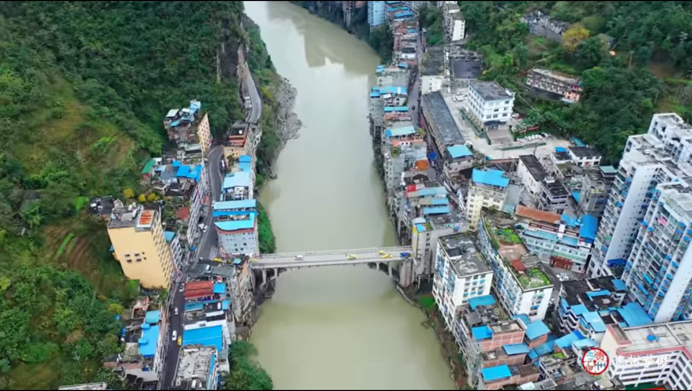 Bối cảnh như phim viễn tưởng của thành phố hẹp nhất thế giới ở Trung Quốc
