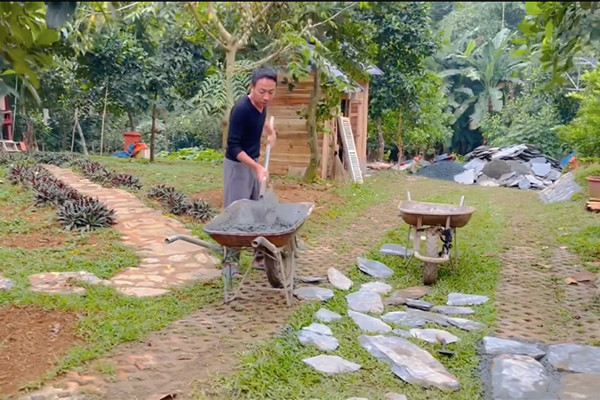 Sau ánh hào quang, NSƯT Việt Hoàn làm thợ nề thuần thục