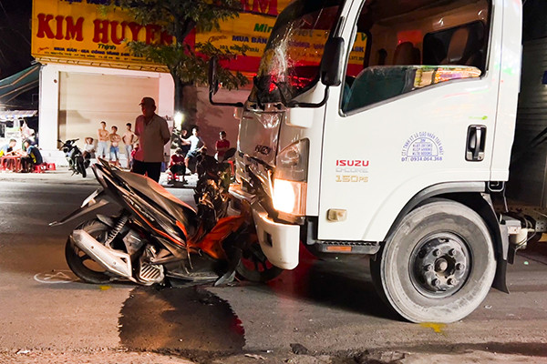 Bình Dương: Xe máy va chạm trực diện xe tải, 2 người thương vong
