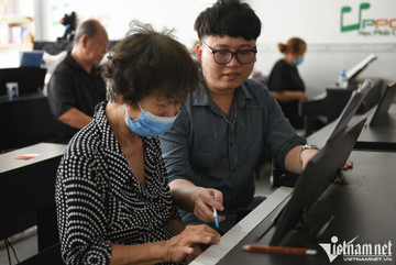 Free piano class for the elderly in HCM City