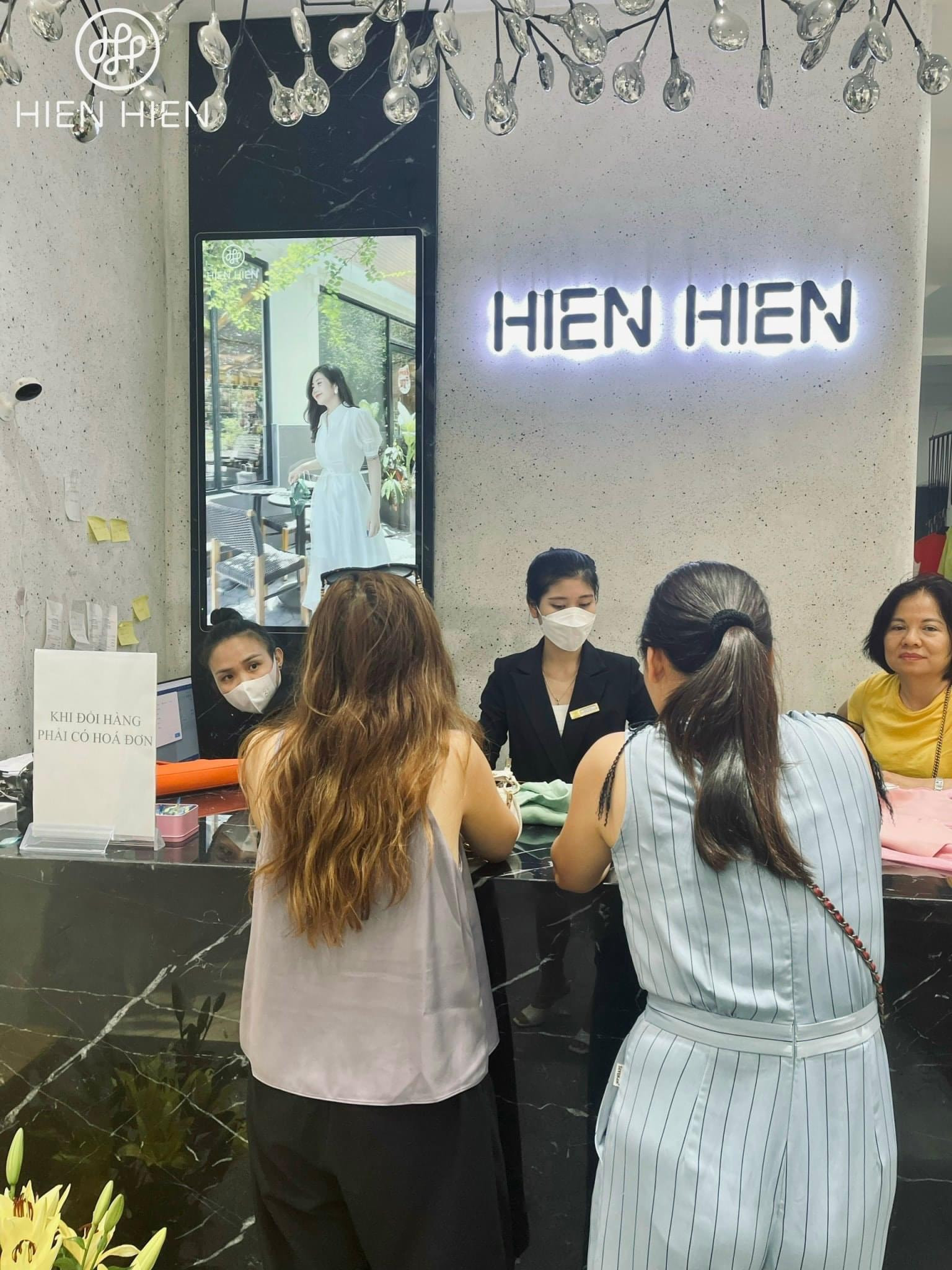 Hien Hien Store, quý cô công sở, Vinh: Sự thanh lịch và tinh tế của nữ giới Việt đích thực được thể hiện qua bức ảnh về cô nàng quý cô công sở tại Hien Hien Store. Nét đẹp hiện đại và trang nhã của Vinh được tái hiện rõ nét trong khung hình này.