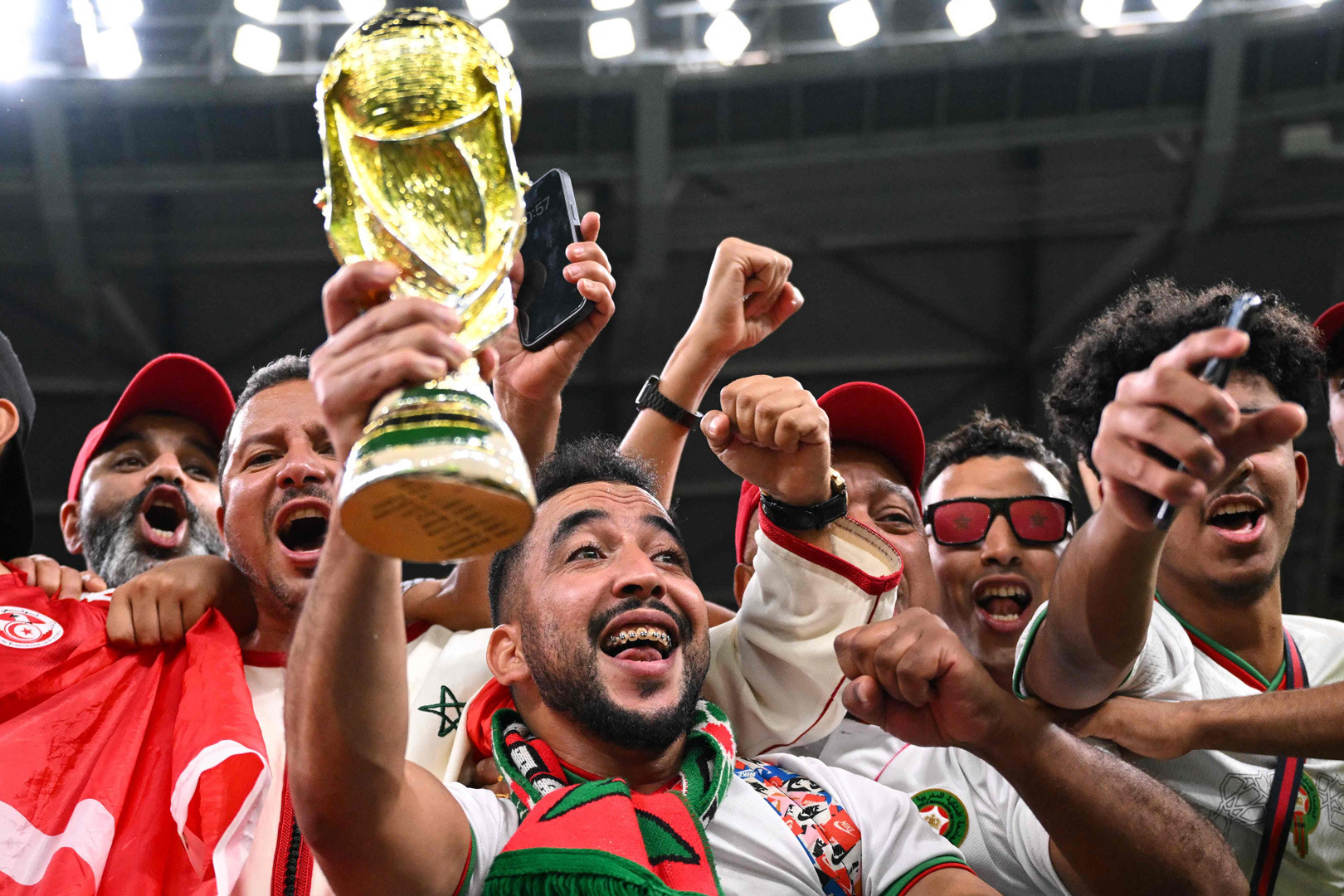 Maroc vào tứ kết World Cup 2022, điều kỳ diệu từ CĐV