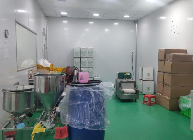 Phát hiện kho mỹ phẩm 'khủng' nghi giả mạo thương hiệu nổi tiếng ảnh 3