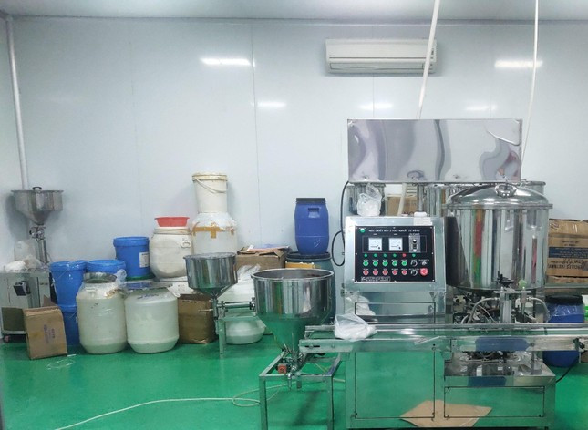 Phát hiện kho mỹ phẩm 'khủng' nghi giả mạo thương hiệu nổi tiếng ảnh 1