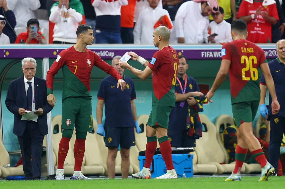 Phút 74, khi Bồ Đào Nha dẫn trước Thụy Sĩ 5-1, HLV Santos quyết định tung Ronaldo vào sân thay Goncalo Ramos - người lập hat-trick. Anh được trung vệ Pepe trao lại chiếc băng đội trưởng
