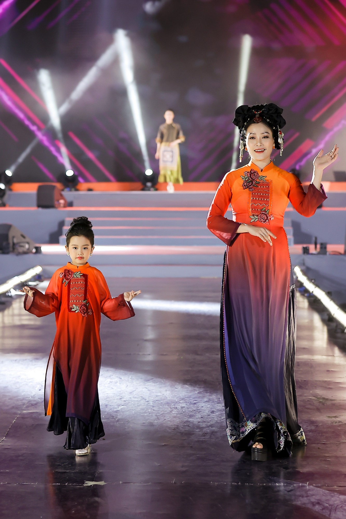 Diễn viên Thanh Hương và con gái tự tin trình diễn áo dài