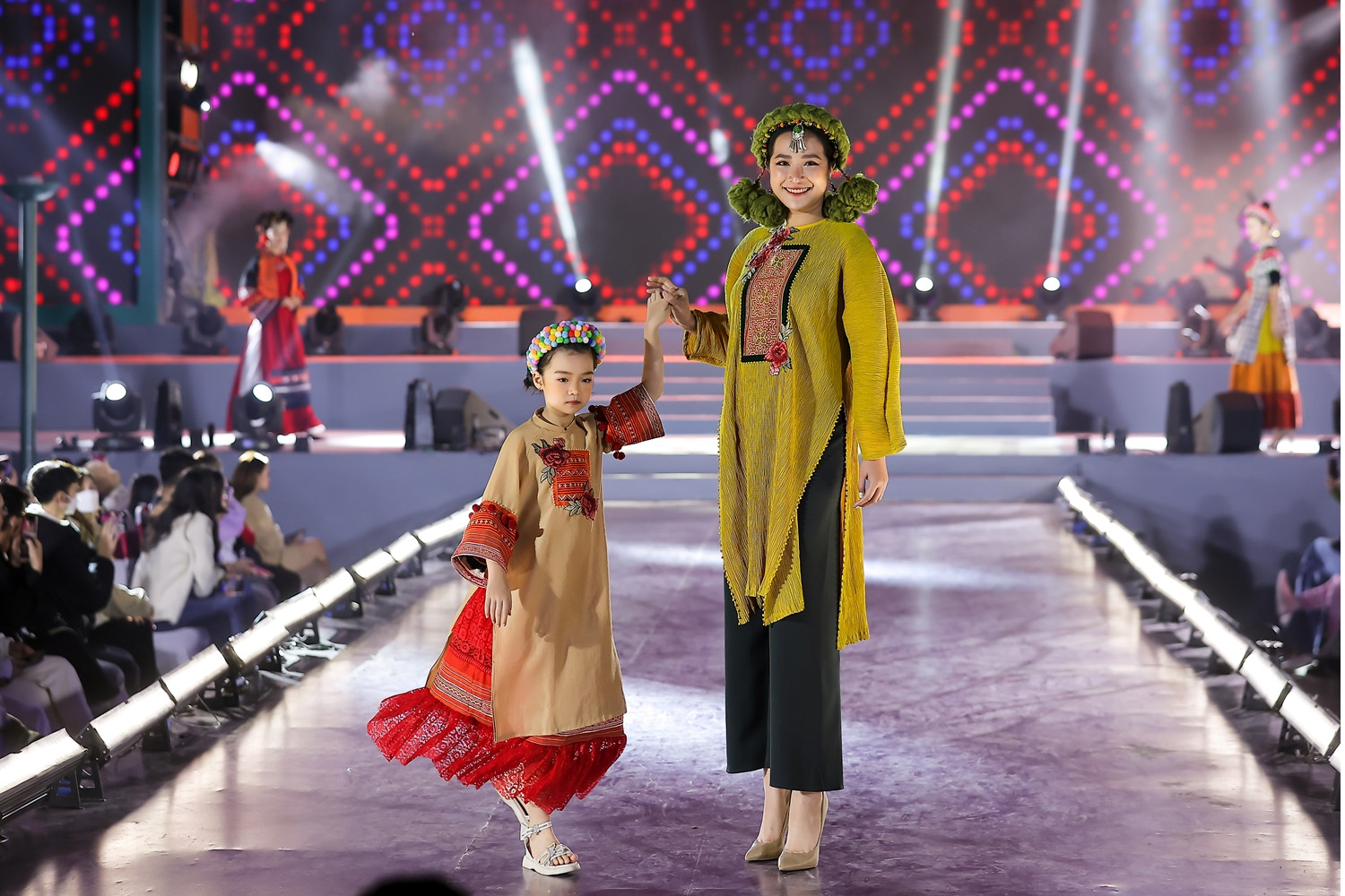 Diễn viên Thanh Hương và con gái tự tin trình diễn áo dài