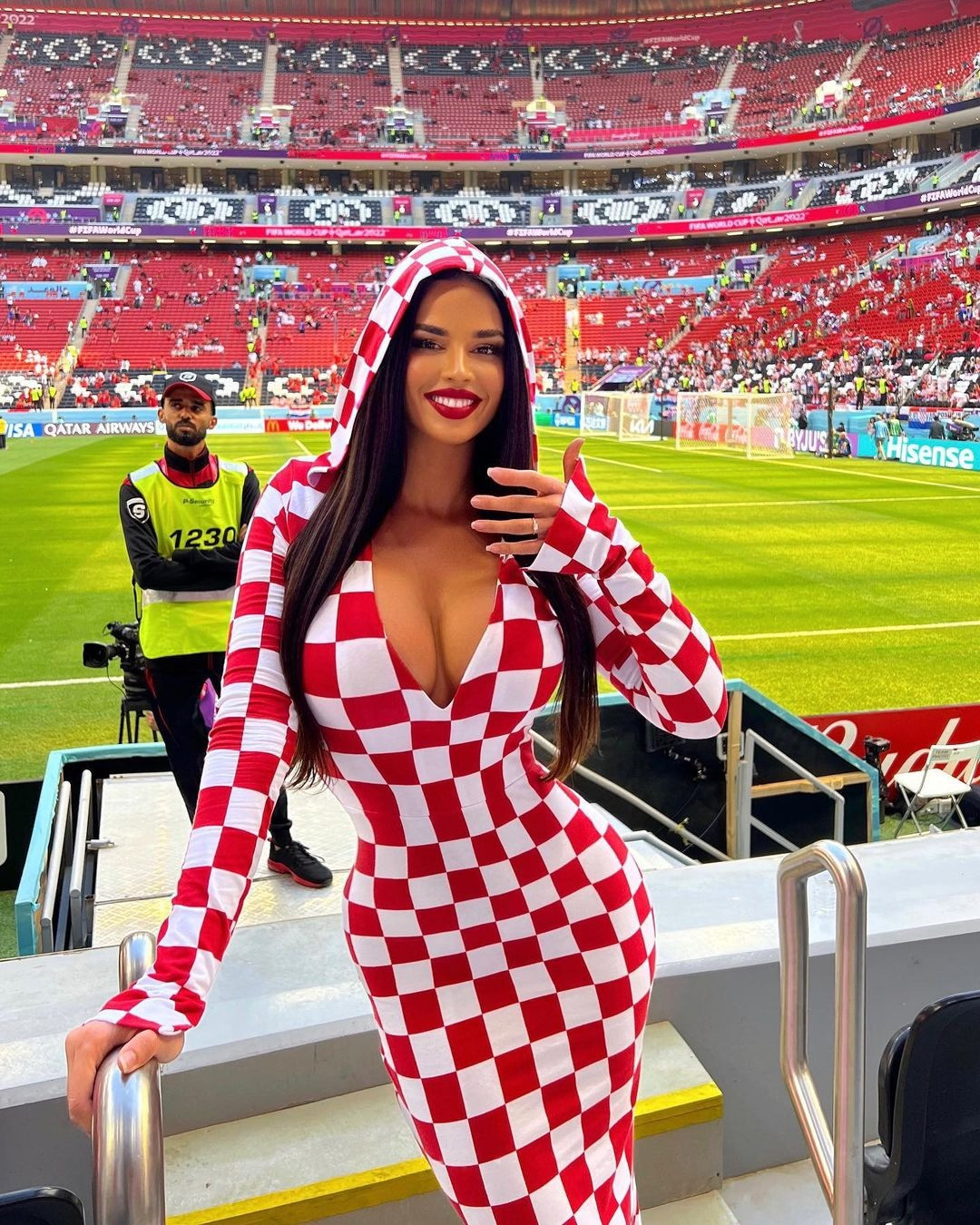 Thời trang của fan nữ nóng bỏng nhất World Cup tiếp tục gây sốc - 2