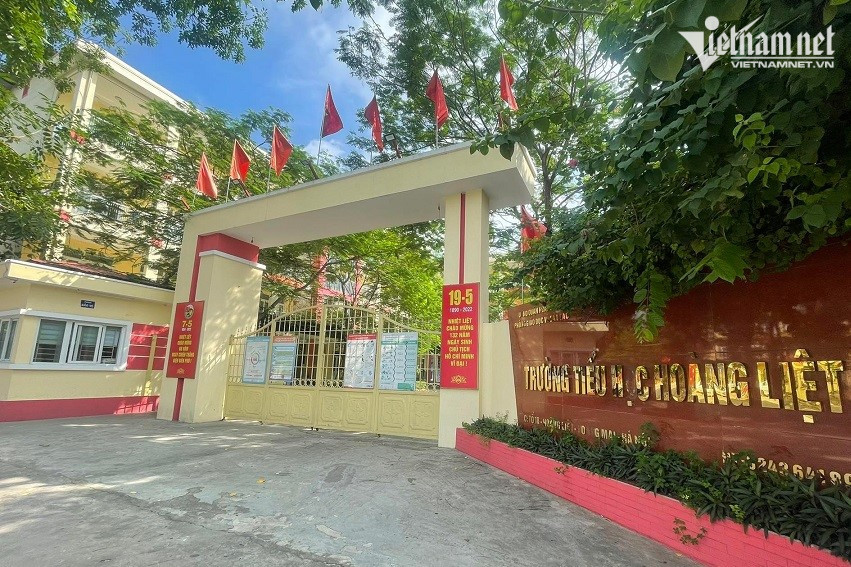 Học sinh lớp 3 nhặt thuốc lá điện tử, cho các bạn hút thử
