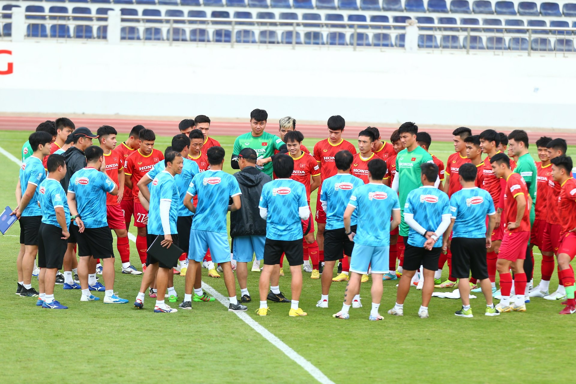 Trước khi bước vào trận đấu, HLV Park Hang Seo đã triển khai cuộc họp nhanh với toàn đội sau khi trở về từ Hàn Quốc