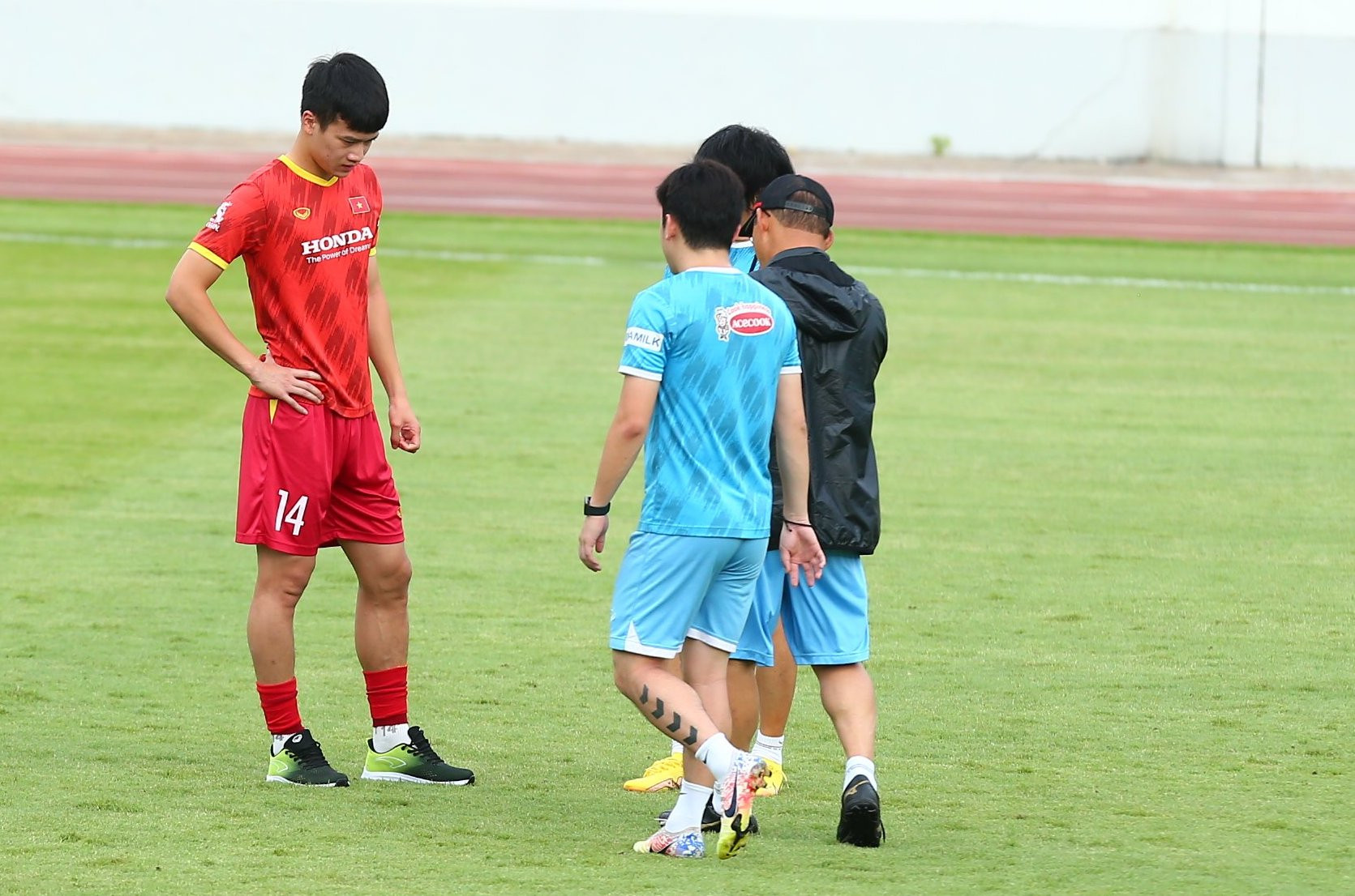 Khá lo lắng cho học trò, HLV Park Hang Seo đã gọi Hoàng Đức ra hỏi han kỹ lưỡng về chấn thương khiến tiền vệ này bỏ lỡ trận đấu đối kháng nội bộ của đội nhà.
Rất may, Hoàng Đức chỉ bị đau cơ đùi nhẹ và không ảnh hưởng nhiều đến chiến dịch AFF Cup lần thứ 2 trong sự nghiệp.