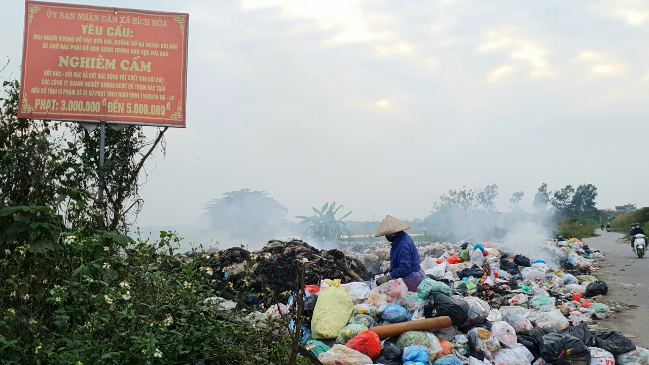 Nghìn tấn rác thải vẫn ùn ứ tại huyện ngoại thành Hà Nội