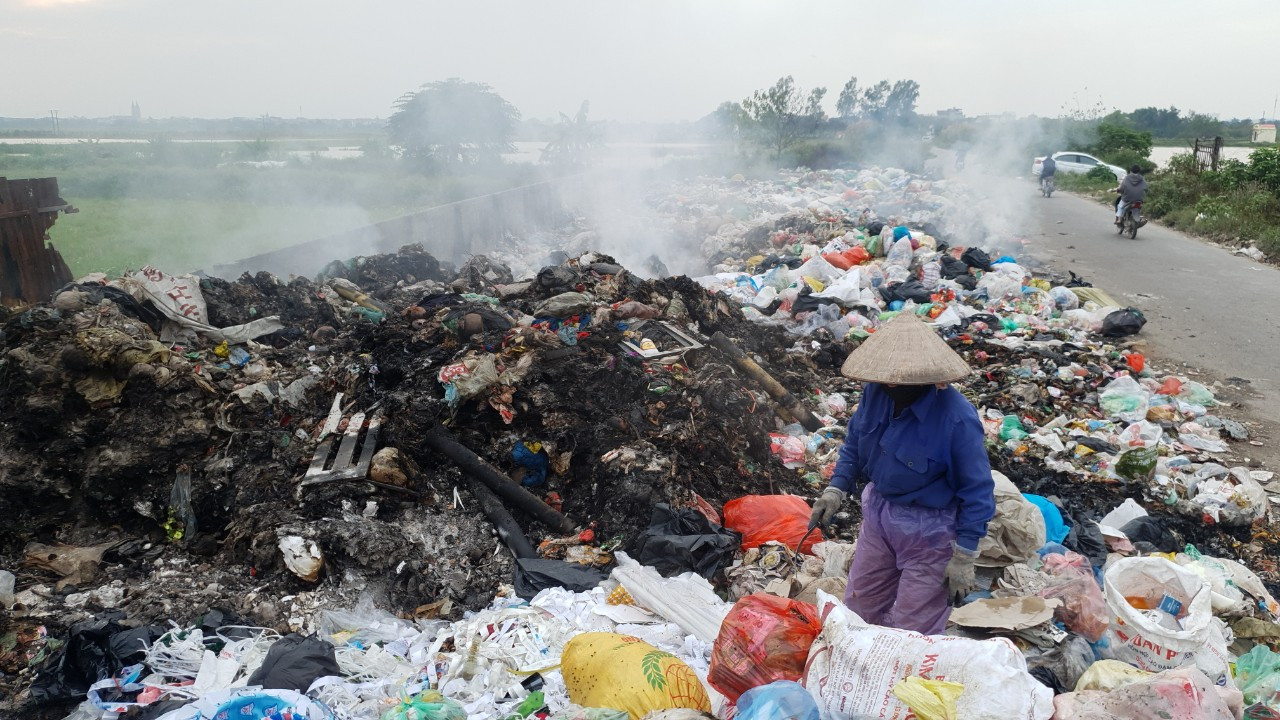 Nghìn tấn rác thải vẫn ùn ứ tại huyện ngoại thành Hà Nội
