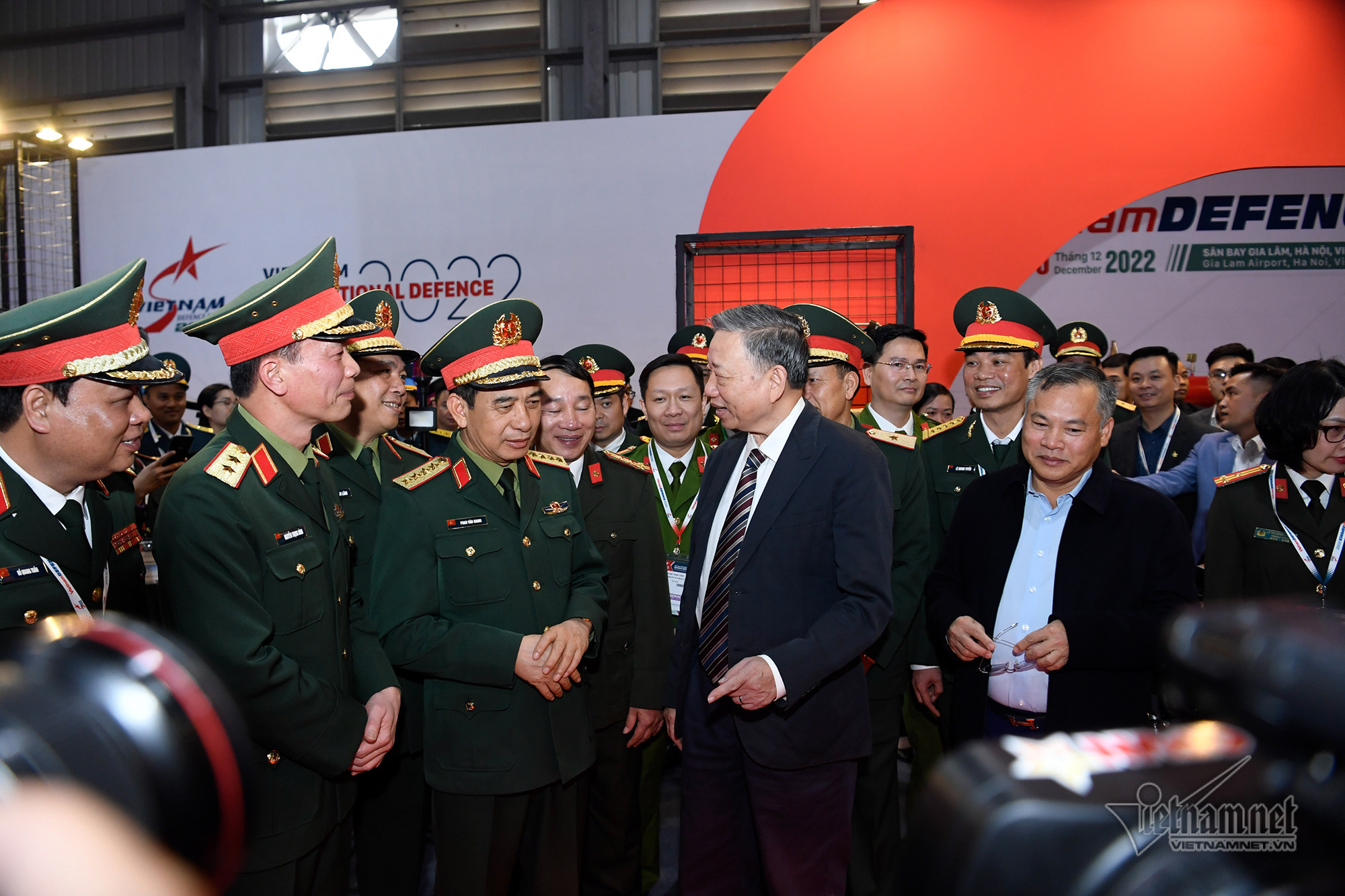 Đại tướng Tô Lâm và Đại tướng Phan Văn Giang tham quan Triển lãm quốc phòng quốc tế