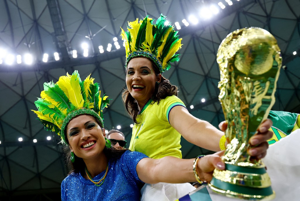 Fan nữ Brazil với mô hình chiếc cúp vàng thế giới. Đây có lẽ là lời nhắn đến Neymar và các đồng đội là hãy đem nó về xứ sở samba