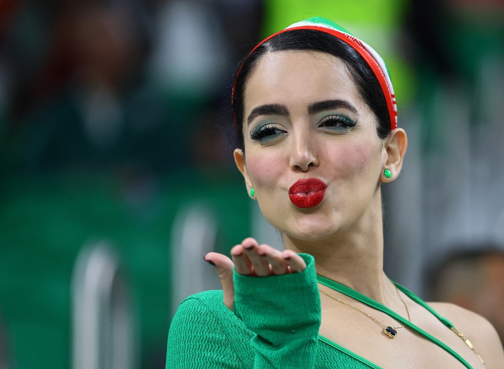 Fan nữ của đội tuyển Iran trao "nụ hôn gió"