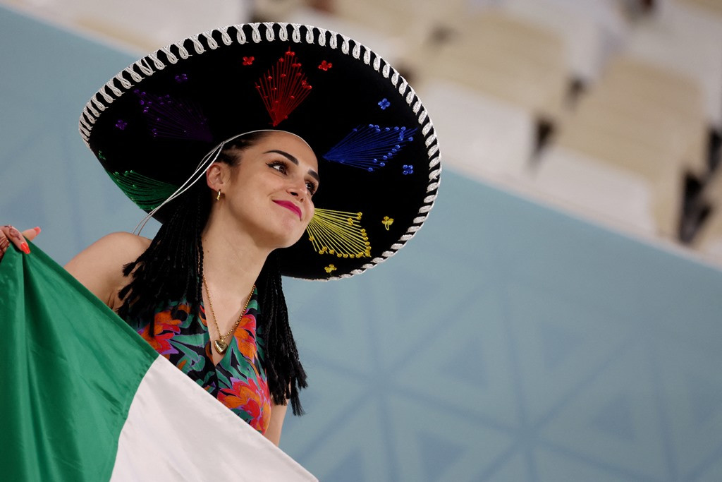CĐV Mexico với chiếc mũ vành rộng đặc trưng
