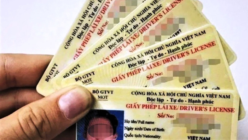 Giấy phép lái xe hạng nào được điều khiển nhiều loại ô tô nhất?
