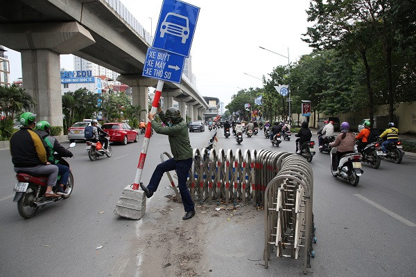 Dải phân cách đường Nguyễn Trãi liên tục bị xô đổ vào ban đêm