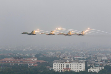 Xem ‘Hổ mang chúa’ Su-30MK2 và trực thăng vũ trang trình diễn trên bầu trời Hà Nội