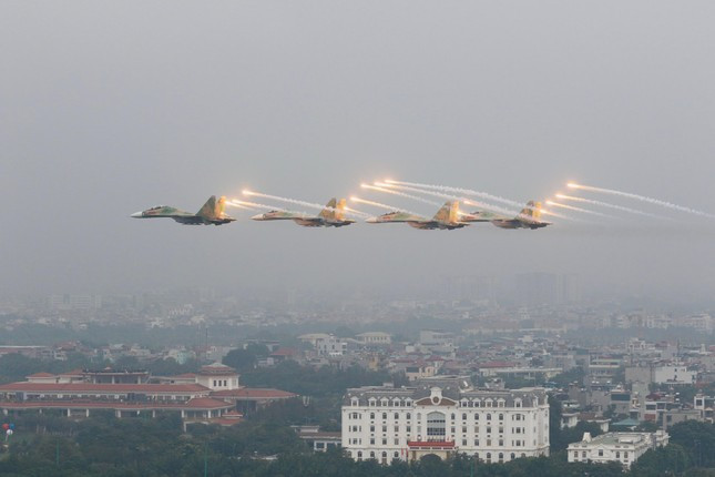 Xem ‘Hổ mang chúa’ Su-30MK2 và trực thăng vũ trang trình diễn trên bầu trời Hà Nội