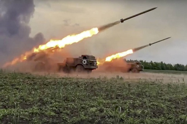 Nga tập kích kho chứa tên lửa hệ thống HIMARS, triển khai đoàn tàu bọc thép