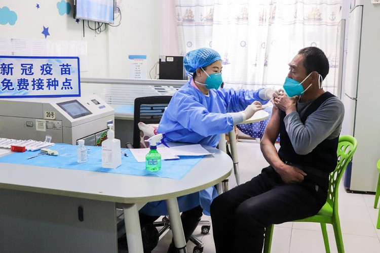 Trung Quốc nêu hiệu quả vắc xin với người cao tuổi, siết kiểm soát việc tự cách ly