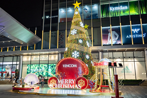 83 TTTM Vincom rợp sắc màu Giáng sinh với ‘Vũ hội hòa âm ánh sáng’