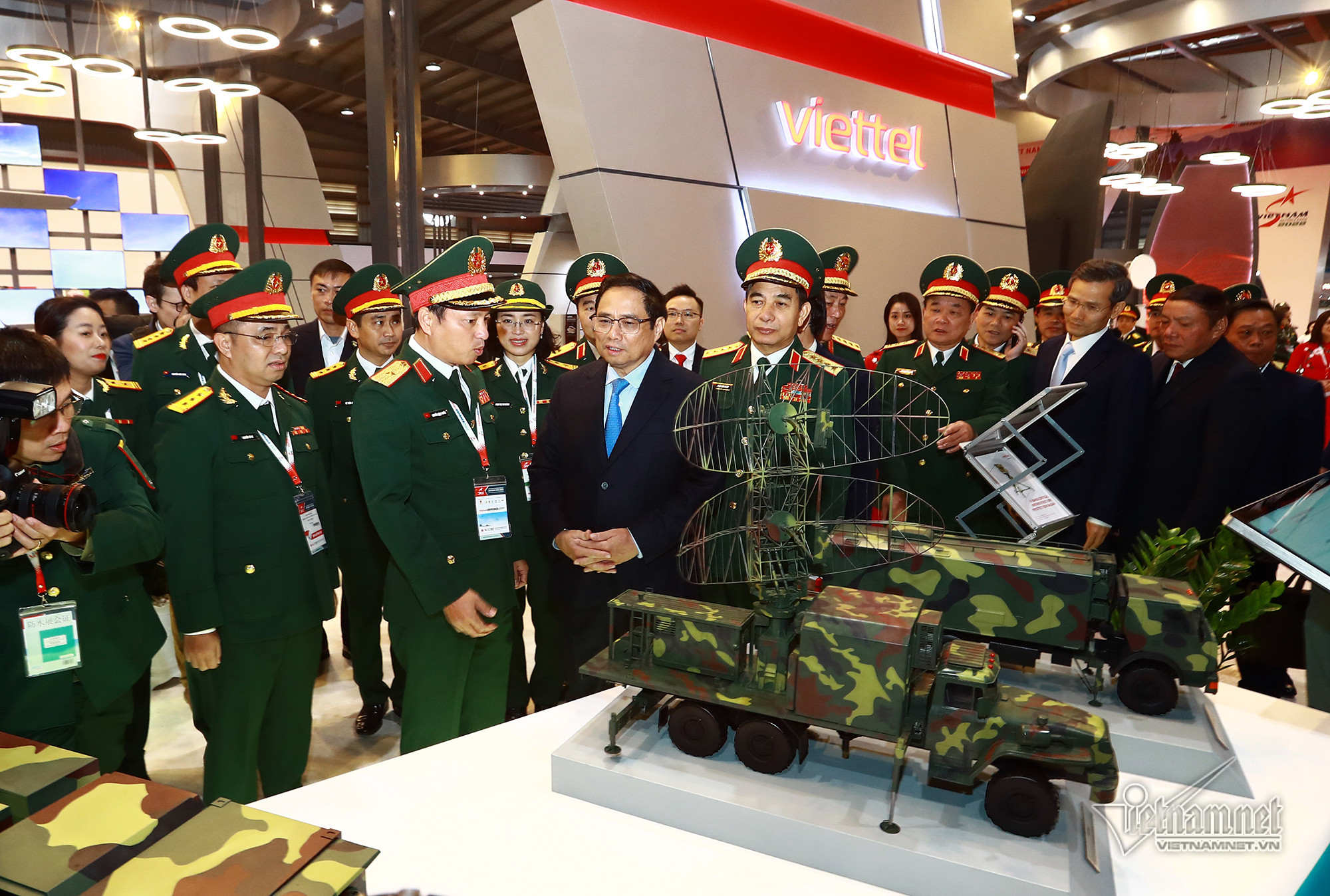 Thủ tướng dự triển lãm quốc phòng quốc tế, trưng bày vũ khí, khí tài