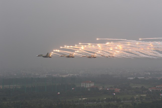 Xem ‘Hổ mang chúa’ Su-30MK2 và trực thăng vũ trang trình diễn trên bầu trời Hà Nội ảnh 7