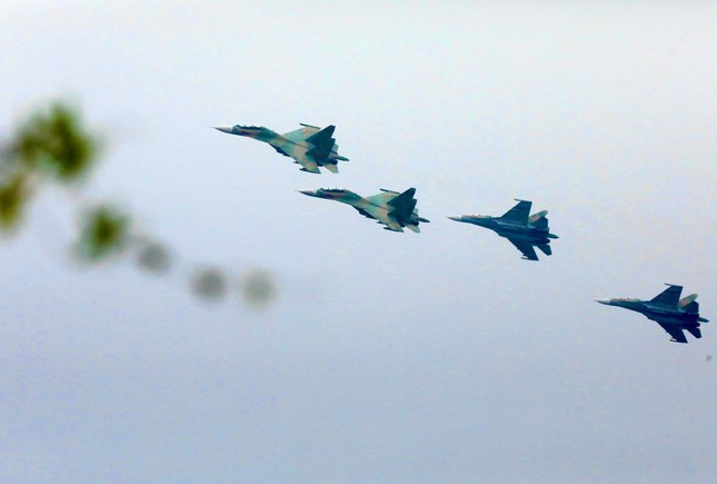 Xem ‘Hổ mang chúa’ Su-30MK2 và trực thăng vũ trang trình diễn trên bầu trời Hà Nội ảnh 12