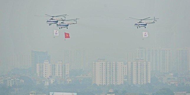 Xem ‘Hổ mang chúa’ Su-30MK2 và trực thăng vũ trang trình diễn trên bầu trời Hà Nội ảnh 9