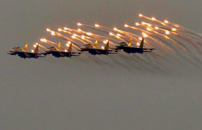 Xem ‘Hổ mang chúa’ Su-30MK2 và trực thăng vũ trang trình diễn trên bầu trời Hà Nội ảnh 15