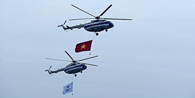 Xem ‘Hổ mang chúa’ Su-30MK2 và trực thăng vũ trang trình diễn trên bầu trời Hà Nội ảnh 4