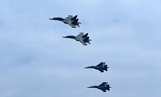 Xem ‘Hổ mang chúa’ Su-30MK2 và trực thăng vũ trang trình diễn trên bầu trời Hà Nội ảnh 1