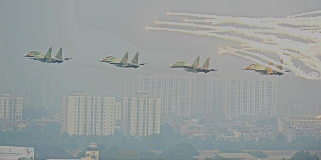 Xem ‘Hổ mang chúa’ Su-30MK2 và trực thăng vũ trang trình diễn trên bầu trời Hà Nội ảnh 11